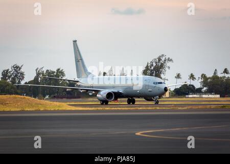 Pearl Harbor (Luglio 3, 2018) un Royal Australian Air Force P-8A Poseidon aereo taxi a base comune a Pearl Harbor-Hickam durante l'esercizio, Rim del Pacifico (RIMPAC), 3 luglio. Venticinque nazioni, 46 navi, cinque sommergibili, circa 200 aerei, e 25.000 personale partecipano RIMPAC dal 27 giugno al 2 agosto in e intorno alle Isole Hawaii e la California del Sud. Il più grande del mondo marittimo internazionale esercitazione RIMPAC offre una singolare opportunità di formazione promuovendo e sostenendo le relazioni cooperative tra i partecipanti sono fondamentali per garantire la sicurezza delle rotte marittime e Foto Stock