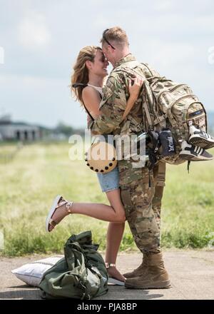 Più di sessanta membri del Kentucky Air National Guard's 123Airlift Wing sono il ricongiungimento con la famiglia e gli amici di ritorno alla loro casa base a Louisville, KY., 6 luglio 2018, dopo aver completato un periodo di quattro mesi di distribuzione per la zona del Golfo Persico a sostegno di funzionamento inerenti a risolvere. Il aviatori, che è arrivato a bordo del Kentucky Air Guard C-130 Hercules aeromobili, azionato da un riservate air base mentre truppe volanti e del carico attraverso gli Stati Uniti Comando centrale area di responsabilità. Foto Stock