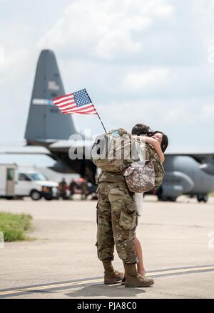 Più di sessanta membri del Kentucky Air National Guard's 123Airlift Wing sono il ricongiungimento con la famiglia e gli amici di ritorno alla loro casa base a Louisville, KY., 6 luglio 2018, dopo aver completato un periodo di quattro mesi di distribuzione per la zona del Golfo Persico a sostegno di funzionamento inerenti a risolvere. Il aviatori, che è arrivato a bordo del Kentucky Air Guard C-130 Hercules aeromobili, azionato da un riservate air base mentre truppe volanti e del carico attraverso gli Stati Uniti Comando centrale area di responsabilità. Foto Stock