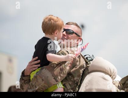 Più di sessanta membri del Kentucky Air National Guard's 123Airlift Wing sono il ricongiungimento con la famiglia e gli amici di ritorno alla loro casa base a Louisville, KY., 6 luglio 2018, dopo aver completato un periodo di quattro mesi di distribuzione per la zona del Golfo Persico a sostegno di funzionamento inerenti a risolvere. Il aviatori, che è arrivato a bordo del Kentucky Air Guard C-130 Hercules aeromobili, azionato da un riservate air base mentre truppe volanti e del carico attraverso gli Stati Uniti Comando centrale area di responsabilità. Foto Stock