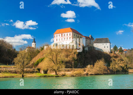 Il castello di Ozalj sopra il fiume Kupa, paesaggio di campagna, Croazia Foto Stock