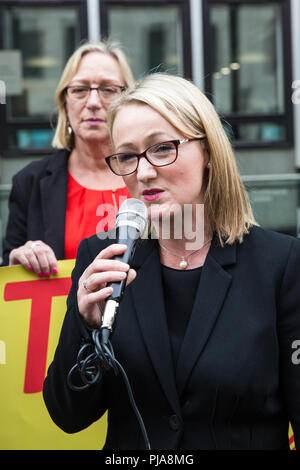 Londra, Regno Unito. 5 Settembre, 2018. Ombra del Segretario di Stato per gli affari, di energia e di strategia industriale Rebecca Long-Bailey indirizzi di membri e sostenitori del progetto grassroots sindacato United voci del mondo (UVW) e del beis (dipartimento per gli affari, Energia & Strategia Industriale) ramo del pubblico & servizi commerciali (PC) commercio al di fuori dell'Unione BEIS a sostegno dell'azione industriale per un fine di outsourcing e un salario di sussistenza dai pulitori (Ministero della Giustizia) e il personale di sicurezza (BEIS). Credito: Mark Kerrison/Alamy Live News Foto Stock