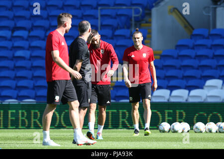 Cardiff, Regno Unito. 5 settembre 2018. Il Galles manager Ryan vedi figg. *** (c) appare su di Joe Ledley e Gareth Bale del Galles durante il Galles squadra di calcio di formazione presso il Cardiff City Stadium di Cardiff , Galles del Sud Mercoledì 5 settembre 2018. Il team si sta preparando per la loro partita internazionale contro la Repubblica di Irlanda domani. pic da Andrew Orchard/Alamy Live News Foto Stock