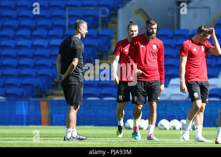 Cardiff, Regno Unito. 5 settembre 2018. Il Galles manager Ryan vedi figg. *** (l) appare su di Joe Ledley e Gareth Bale del Galles durante il Galles squadra di calcio di formazione presso il Cardiff City Stadium di Cardiff , Galles del Sud Mercoledì 5 settembre 2018. Il team si sta preparando per la loro partita internazionale contro la Repubblica di Irlanda domani. pic da Andrew Orchard/Alamy Live News Foto Stock