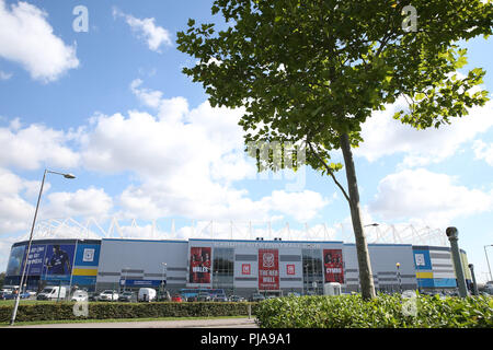 Cardiff, Regno Unito. 5 settembre 2018. una vista generale al di fuori del Cardiff City Stadium , con nuovo Galles branding e la livrea a posto precedendo del Galles squadra di calcio di formazione presso il Cardiff City Stadium di Cardiff , Galles del Sud Mercoledì 5 settembre 2018. Il team si sta preparando per la loro partita internazionale contro la Repubblica di Irlanda domani. pic da Andrew Orchard/Alamy Live News Foto Stock