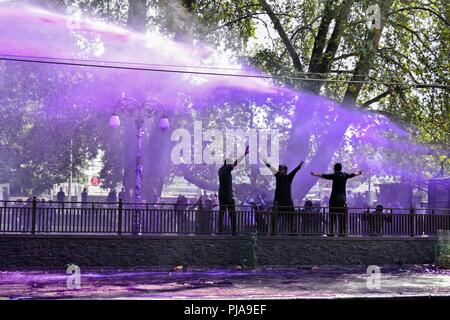 Srinagar Kashmir. 5 settembre 2018 - Srinagar, J&K, India - governo del Kashmir insegnanti visto che viene spruzzato con acqua cannoni dal governo indiano forze durante la protesta.governo del Kashmir insegnanti hanno osservato un giorno di insegnamento come un giorno nero pur ribadendo la loro richiesta di attuazione del settimo pagare la commissione e il rilascio di in attesa di stipendi, secondo le notizie locali relazioni, la polizia ha fatto ricorso per la canna da zucchero-carica e arrestate decine di insegnanti che stavano cercando di marzo verso la casa del governatore. Credito: Saqib Majeed SOPA/images/ZUMA filo/Alamy Live News Foto Stock