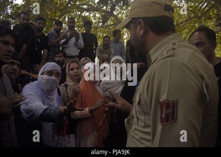 Srinadar, Kashmir India. 5 Sep, 2018. Governo del Kashmir insegnanti protesta per l'attuazione del settimo pagare la Commissione e il rilascio di stipendi in sospeso su International insegnante del giorno nella Lal Chowk area di Srinagar, Indian-Administered-Kashmir su Mercoledì 5 settembre 2018. La polizia indiana usato tinte porpora canoni acqua e carica di canna per disperdere e trattenere i manifestanti. (Credito Immagine: © Sanna Irshad MattooZUMA filo) Foto Stock