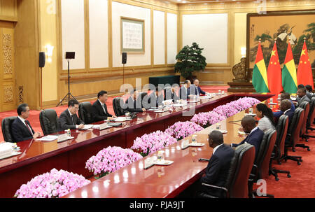 (180905) -- PECHINO, Sett. 5, 2018 (Xinhua) -- Il presidente cinese Xi Jinping incontra con la Guinea Bissau il presidente Jose Mario Vaz presso la Grande Sala del Popolo di Pechino, capitale della Cina, Sett. 5, 2018. (Xinhua/Huang Jingwen)(mcg) Foto Stock