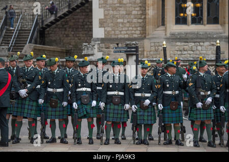 Città di Londra, Regno Unito. Il 5 settembre, 2018. Il reggimento Royal Fusiliers di esercitare il loro diritto a marzo attraverso il miglio quadrato come uno della città di Londra reggimenti privilegiata per celebrare il loro cinquantesimo anniversario. Questi privilegi Consenti il reggimento di esercitare il suo diritto di marcia attraverso la città con tamburi, colori battenti e baionette fissato in una sfilata dalla Torre di Londra al Guildhall. Oltre 500 servente e personale in pensione prendere parte alla parata con il supporto di un reggimento di reggimenti affiliate in Canada e dall'Australia. Credito: Malcolm Park/Alamy Live News. Foto Stock