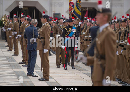 Città di Londra, Regno Unito. Il 5 settembre, 2018. Il reggimento Royal Fusiliers di esercitare il loro diritto a marzo attraverso il miglio quadrato come uno della città di Londra reggimenti privilegiata per celebrare il loro cinquantesimo anniversario. Questi privilegi Consenti il reggimento di esercitare il suo diritto di marcia attraverso la città con tamburi, colori battenti e baionette fissato in una sfilata dalla Torre di Londra al Guildhall. Colonnello Capo di S.A.R. il Duca di Kent ispeziona il reggimento al Guildhall Yard nella città di Londra. Credito: Malcolm Park/Alamy Live News. Foto Stock