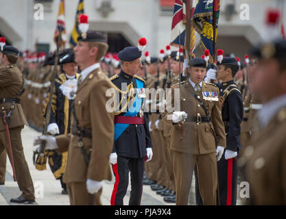 Città di Londra, Regno Unito. Il 5 settembre, 2018. Il reggimento Royal Fusiliers di esercitare il loro diritto a marzo attraverso il miglio quadrato come uno della città di Londra reggimenti privilegiata per celebrare il loro cinquantesimo anniversario. Questi privilegi Consenti il reggimento di esercitare il suo diritto di marcia attraverso la città con tamburi, colori battenti e baionette fissato in una sfilata dalla Torre di Londra al Guildhall. Colonnello Capo di S.A.R. il Duca di Kent ispeziona il reggimento al Guildhall Yard nella città di Londra. Credito: Malcolm Park/Alamy Live News. Foto Stock