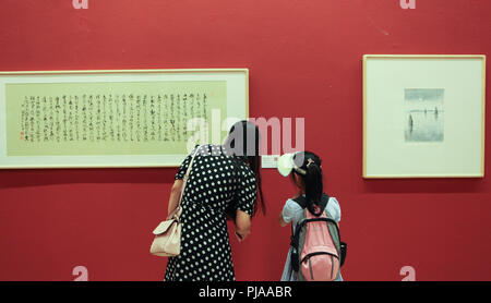 (180905) -- PECHINO, Sett. 5, 2018 (Xinhua) -- i visitatori guardano la Shizhuzhai woodblock stampa a una mostra nel Museo Nazionale d'arte della Cina a Pechino Capitale della Cina, Sett. 5, 2018. Il woodblock Shizhuzhai la tecnica di stampa è stato elencato come la Nazionale Patrimonio culturale immateriale in Cina nel 2014. (Xinhua/Lyu Xun)(wsw) Foto Stock