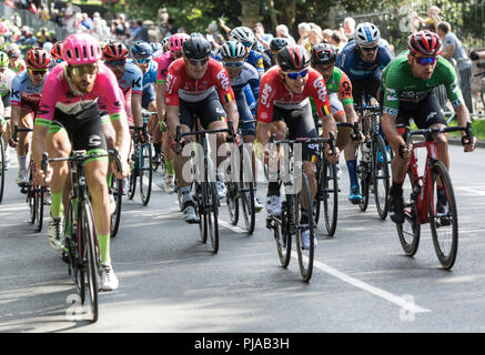 Leamington Spa, Regno Unito. 5 settembre 2018. Leamington Spa Warwickshire, Inghilterra, Regno Unito. Il peloton leader si avvicina alla fine della quarta fase dell'Ovo Energy Tour della Gran Bretagna in Leamington Spa. Importante è il cavaliere tedesco Andre Greipel (casco nero) del Lotto Soudal team che ha vinto questa tappa che ha iniziato a Nuneaton. Foto Stock