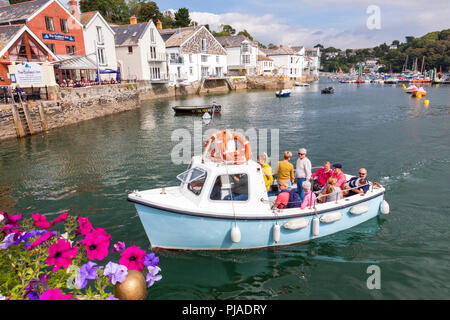 Fowey, Cornwall, Regno Unito 5 settembre 2018. Vacanzieri godere di una gita in barca sul fiume Fowey in una giornata calda e soleggiata in Cornovaglia. Credito: Mark Richardson/Alamy Live News Foto Stock