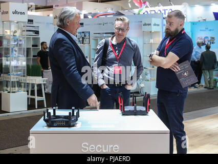 Berlino, Germania. 5 Sep, 2018. Ai visitatori informazioni sui router wireless visualizzato presso lo stand di TP-Link durante il 2018 IFA consumer electronics fair di Berlino, capitale della Germania, il 7 settembre 5, 2018. L'IFA 2018, che hanno attratto più di 245.000 visitatori questo anno, ha concluso il mercoledì. Credito: Shan Yuqi/Xinhua/Alamy Live News Foto Stock