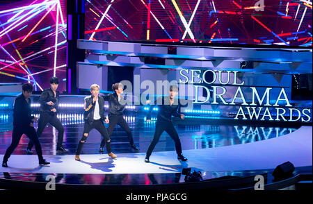 Eric Nam, 3 sett 2018 : Coreano cantante americano Eric Nam (3 L) esegue a Seoul International Drama Awards 2018 a Seul, in Corea del Sud. Credito: Lee Jae-Won/AFLO/Alamy Live News Foto Stock