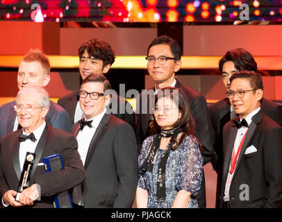 Yutaka Matsushige e Jasper Liu, 3 sett 2018 : attore Giapponese Yutaka Matsushige (2a R, bancata posteriore) e attore Taiwanese Jasper Liu (2a L, bancata posteriore) posano per una foto di gruppo dopo una cerimonia di premiazione presso il Seoul International Drama Awards 2018 a Seul, in Corea del Sud. Credito: Lee Jae-Won/AFLO/Alamy Live News Foto Stock