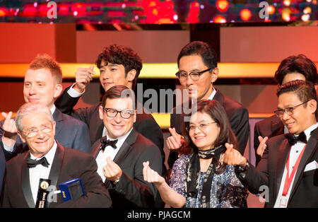 Yutaka Matsushige e Jasper Liu, 3 sett 2018 : attore Giapponese Yutaka Matsushige (2a R, bancata posteriore) e attore Taiwanese Jasper Liu (2a L, bancata posteriore) posano per una foto di gruppo dopo una cerimonia di premiazione presso il Seoul International Drama Awards 2018 a Seul, in Corea del Sud. Credito: Lee Jae-Won/AFLO/Alamy Live News Foto Stock