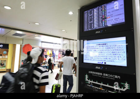 Tokyo, Giappone. 5 Sep, 2018. Voli per Kansai sono mostrati annullato sulla scheda elettronica nella scia del tifone Jebi all'aeroporto di Haneda di Tokyo, Giappone, sul Sett. 5, 2018. Numero di morti è salito a 11 mercoledì dopo il tifone Jebi, il più potente di colpire il Giappone in 25 anni, colpito a ovest del Giappone e causarono havoc su infrastrutture e sistemi di trasporto su Martedì. Credito: Du Natalino/Xinhua/Alamy Live News Foto Stock