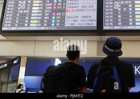 Tokyo, Giappone. 5 Sep, 2018. Controllare i passeggeri dei voli placcato sulla scheda elettronica all'aeroporto di Haneda di Tokyo, Giappone, sul Sett. 5, 2018. Numero di morti è salito a 11 mercoledì dopo il tifone Jebi, il più potente di colpire il Giappone in 25 anni, colpito a ovest del Giappone e causarono havoc su infrastrutture e sistemi di trasporto su Martedì. Credito: Du Natalino/Xinhua/Alamy Live News Foto Stock