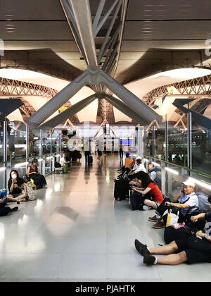 Tokyo. 6 Sep, 2018. Cordato passeggeri poggiano sul pavimento come i voli sono stati annullati in scia di tifone Jebi presso l'Aeroporto Internazionale di Kansai di Osaka in Giappone, sul Sett. 5, 2018. Numero di morti è salito a 11 mercoledì dopo il tifone Jebi, il più potente di colpire il Giappone in 25 anni, colpito a ovest del Giappone e causarono havoc su infrastrutture e sistemi di trasporto su Martedì. Credito: Xinhua/Alamy Live News Foto Stock