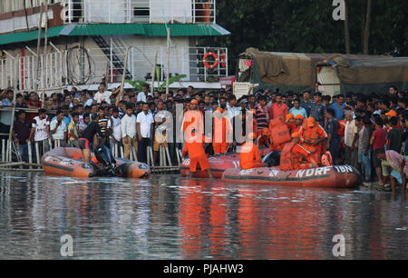 Assam, India. 5 Sep, 2018. Membri della National Disaster Response Force (NDRF) prendere parte in un'operazione di ricerca nel fiume Brahmaputra a Guwahati, India, il 7 settembre 5, 2018. Una persona è stata uccisa e molti altri sono andati dispersi Mercoledì dopo che una barca con loro rovesciamento in India del nord-est stato dell Assam, hanno detto i funzionari. Credito: Stringer/Xinhua/Alamy Live News Foto Stock