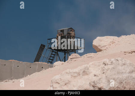 Rosh Hanikra, ISRAELE. 5th Settembre 2018. I membri delle forze armate libanesi si trovano all'esterno di una torre di guardia mentre guardano verso il basso dal lato libanese del confine lungo un muro di sicurezza alto sette metri costruito da Israele sul confine israelo-libanese vicino al Rosh HaNikra Crossing, noto anche come Ras al Naqoura Crossing. Il muro di cemento si estende dal Mar Mediterraneo ad ovest fino all'area intorno al Monte Hermon ad est. Foto Stock