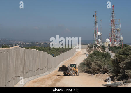 Rosh Hanikra, Israele. 5 Settembre, 2018. Bulldozer israeliano terra di livello lungo la nuova sette metri di alta sicurezza aggiornato un muro costruito da Israele sul confine israelo-palestinese nei pressi di Rosh HaNikra Crossing anche noto come Ras Al Naqoura Crossing. Il muro di cemento è costruito sul-Israeliano tenutasi il territorio e si estenderà dal Mar Mediterraneo a ovest per l area intorno al monte Hermon in oriente. Credito: Eddie Gerald/Alamy Live News Foto Stock