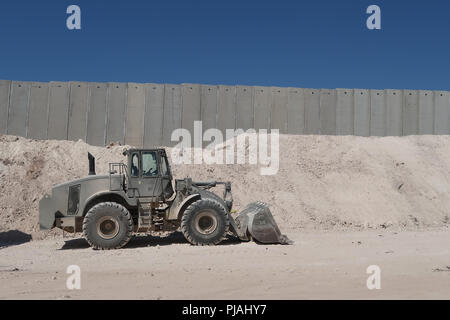 Rosh Hanikra, ISRAELE. 5 settembre 2018. Una macchina militare israeliana Caterpillar 980F per impieghi gravosi lungo il nuovo muro di sicurezza migliorato alto sette metri costruito da Israele sul confine israelo-libanese vicino al passaggio Rosh HaNikra, noto anche come attraversamento di Ras al Naqoura. Il muro di cemento è in fase di costruzione sul territorio israeliano e si estenderà dal Mar Mediterraneo a ovest all'area intorno al Monte Hermon a est. Foto Stock