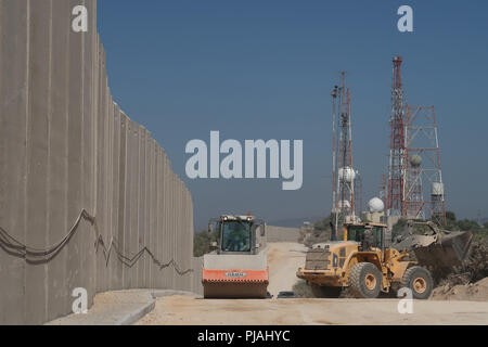 Rosh Hanikra, Israele. 5 Settembre, 2018. Bulldozer israeliano terra di livello lungo la nuova sette metri di alta sicurezza aggiornato un muro costruito da Israele sul confine israelo-palestinese nei pressi di Rosh HaNikra Crossing anche noto come Ras Al Naqoura Crossing. Il muro di cemento è costruito sul-Israeliano tenutasi il territorio e si estenderà dal Mar Mediterraneo a ovest per l area intorno al monte Hermon in oriente. Credito: Eddie Gerald/Alamy Live News Foto Stock
