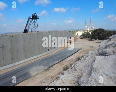 Rosch Hanikra, Israele. 05 Sep, 2018. 05.09.2018, Israele, Rosh Hanikra: Israele è un edificio di nove metri barricata al confine con il Libano per paura di attacchi da parte dei libanesi milizia sciita Hezbollah. Il complesso consiste di sette metri di un alto muro di cemento e a due metri di recinzione con filo spinato. Il progetto è previsto un costo di circa 406 milioni di euro e dovrebbe essere completato entro due anni, a seconda del finanziamento. Dietro la parete, soldati dell'esercito libanese sono in piedi su una torre di avvistamento. Credito: Stefanie Järkel/dpa/Alamy Live News Foto Stock