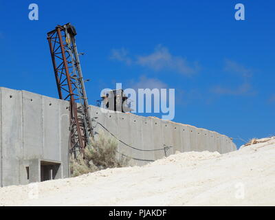 Rosch Hanikra, Israele. 05 Sep, 2018. 05.09.2018, Israele, Rosh Hanikra: Israele è un edificio di nove metri barricata al confine con il Libano per paura di attacchi da parte dei libanesi milizia sciita Hezbollah. Il complesso consiste di sette metri di un alto muro di cemento e a due metri di recinzione con filo spinato. Il progetto è previsto un costo di circa 406 milioni di euro e dovrebbe essere completato entro due anni, a seconda del finanziamento. Dietro la parete, soldati dell'esercito libanese sono in piedi su una torre di avvistamento. Credito: Stefanie Järkel/dpa/Alamy Live News Foto Stock