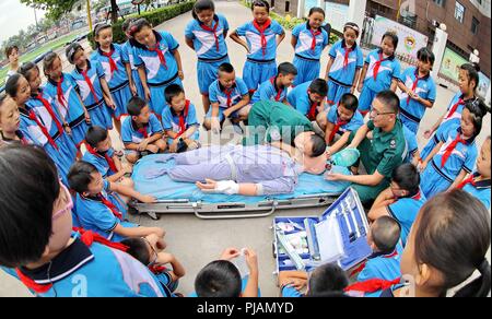 Qinhuangdao, Cina. 6 Sep, 2018. Gli studenti imparano a conoscere il primo soccorso in una scuola primaria in Qinhuangdao, nel nord della Cina di nella provincia di Hebei, segnando il prossimo Mondiale del primo giorno di aiuto. Credito: SIPA Asia/ZUMA filo/Alamy Live News Foto Stock