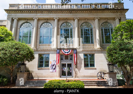 Newton, NC, Stati Uniti d'America-9/2/18: Il vecchio Catawba County Courthouse, costruita nel 1924, ora funziona come un museo di storia. Foto Stock