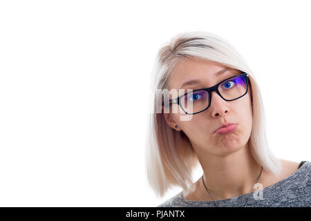 Bella donna che fa un divertente faccia ingannare. Frowny espressione, guardando preoccupato e pessimista. Infastiditi irritato frustrati. Viso umano ex Foto Stock