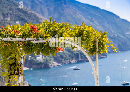 Red bignonia campsis fiore sul ferro da stiro arco sulla costiera amalfitana Foto Stock