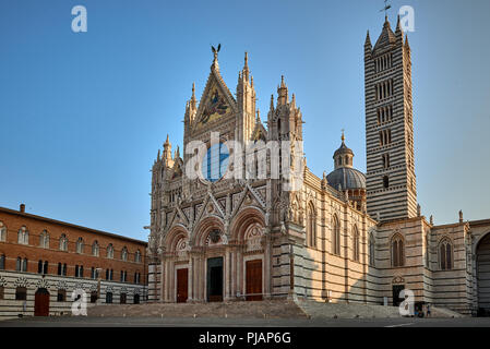 La splendida vista della facciata del Duomo di Siena di sunrise Foto Stock