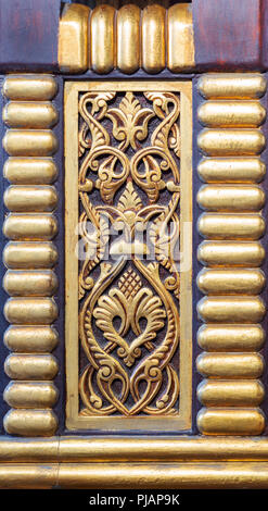 Pannello in legno decorato con incisi motivi floreali situato presso il pubblico la moschea di Manial storico palazzo del principe Mohammed Ali al Cairo, Egitto Foto Stock