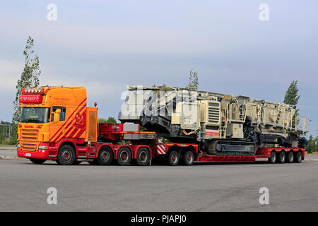 Scania G580 carrello di PHP Group Oy cale Lokotrack LT330D mobile di frantumazione e vagliatura Noteboom sul rimorchio. Forssa, Finlandia - Agosto 9, 2018. Foto Stock