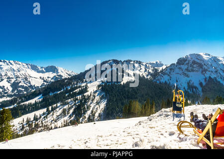 Vista sulla montagna innevata del paesaggio nelle alpi bavaresi e lo slittino - Germania Foto Stock