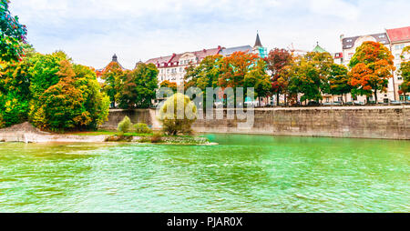 Vista su colorato paesaggio autunnale del fiume Isar a Monaco di Baviera - Germania Foto Stock