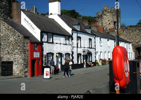 La più piccola casa in Gran Bretagna, sulla banchina a Conwy. Foto Stock