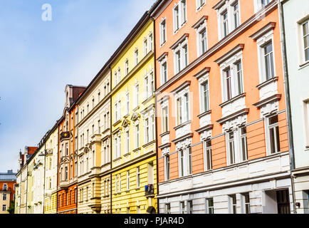 Vista su edifici colorati nel quartiere di Haidhausen a Monaco di Baviera - Germania Foto Stock