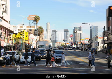 Le persone che attraversano la strada nel centro cittadino di Los Angeles Foto Stock