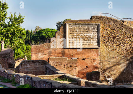 Archeologico impero romano street view in Ostia Antica - Roma - Italia Foto Stock