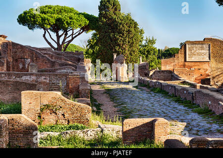 Archeologico impero romano street view in Ostia Antica - Roma - Italia Foto Stock