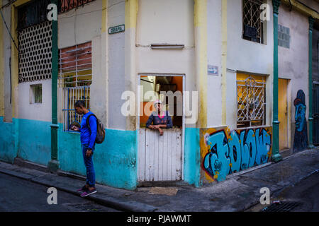 L'Avana, Cuba - CIRCA NEL MARZO 2017: angolo di strada e persone in Havana Foto Stock