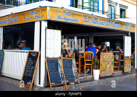 Puerto de Mogan, Gran Canaria, Spagna - 06 gennaio 2018. Ristorante sul lungomare spiaggia Puerto de Mogan resort Foto Stock