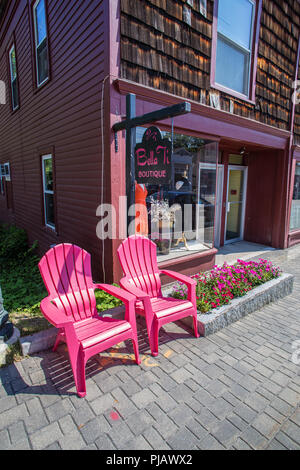 Sedie di colore rosa sulla strada a Lenox, MA Foto Stock