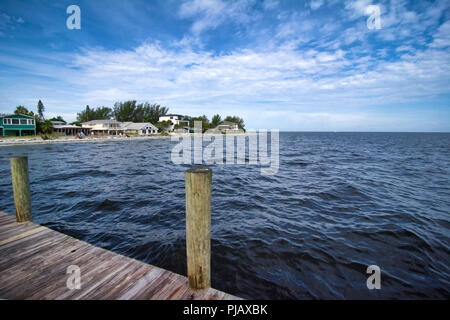 Una vista del litorale da ilil Rod Reel e Pier, una popolare attrazione turistica nella pittoresca Anna Maria Island, sul costo del Golfo della Florida, Stati Uniti d'America Foto Stock